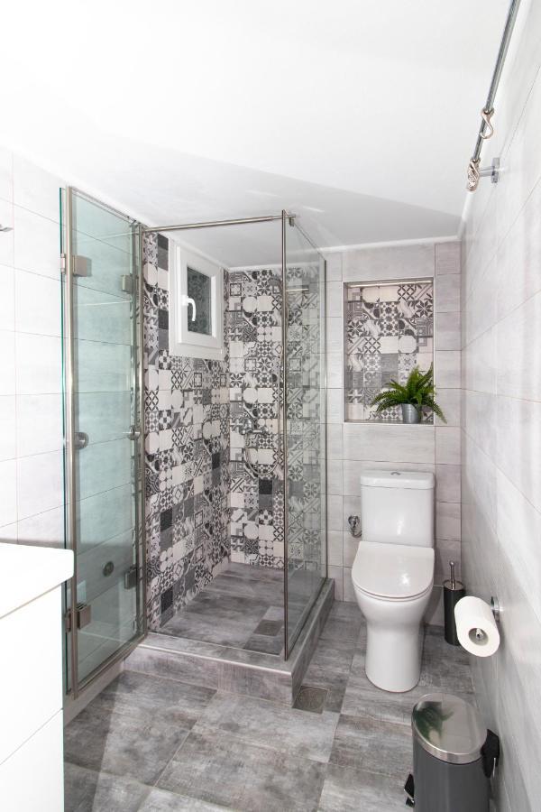 Large, Sunny, Modern Apartment Fully Renovated, Next To Agia Sofia テッサロニキ エクステリア 写真