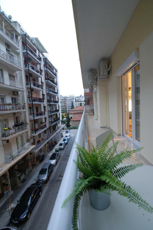Large, Sunny, Modern Apartment Fully Renovated, Next To Agia Sofia テッサロニキ エクステリア 写真